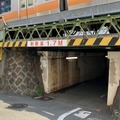 余裕ありすぎ、制限高さ1.7mの低いガード…総武線・千駄ケ谷～代々木 画像