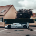 住宅街を走るレーシングカーのポルシェ『963 RSP』