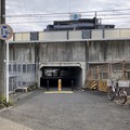 桁下1.9m、千住関屋町のガード