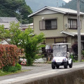 浜松市の中山間地で実証実験をおこなう1人乗りミニカー