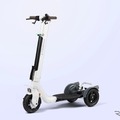 立ち乗り三輪電動モビリティ「ストリーモ」のバランス性能がアップ、バックミラー付きで30万2500円 画像