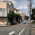 狭い道、制限1.7m！　荒玉水道道路：世田谷区喜多見5丁目。奥が高円寺方面
