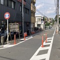 狭い道、制限1.7m！　荒玉水道道路：世田谷区成城1丁目、画面奥が大蔵水道橋、さらに高円寺方面