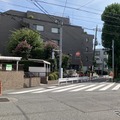 狭い道、制限1.8m！　荒玉水道道路：山野小学校横交差点、世田谷区砧4丁目（向かって左）～6丁目（向かって右）。奥が砧浄水場方面