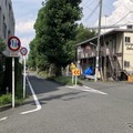 狭い道、制限1.8m！　荒玉水道道路：世田谷区千歳台1丁目。奥が高円寺方面