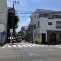 狭い道、制限2.0m！　荒玉水道道路：荒玉水道交差点、杉並区永福2丁目（向かって左）～3丁目（向かって右）。奥が砧浄水場方面