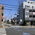 狭い道、制限2.0m！　荒玉水道道路：荒玉水道交差点、杉並区永福4丁目。奥が高円寺方面