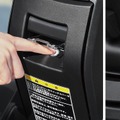 ダイハツ e-SNEAKER：3ステップでお出かけ。（1）電源を入れ、キーを差し込み、右に回す