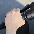 ダイハツ e-SNEAKER：3ステップでお出かけ。（2）ブレーキレバーを握る