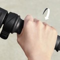 ダイハツ e-SNEAKER：3ステップでお出かけ。（3）ブレーキレバーを離し、アクセルグリップを回して前進する