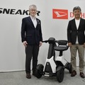 ダイハツ工業の井上雅代表取締役社長（向かって右）と製品企画部プロジェクト責任者、鐘堂信吾氏