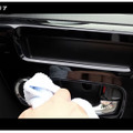 洗車系YouTuber SS-CARLIFEのしょしょ氏が、内装の汚れが目立つホンダ「N-BOX」でBPROの新製品を紹介