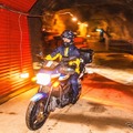 坑道を走り抜けるライダー