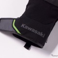 手首部分には「Kawasaki」ロゴ、中綿入りで保温性に優れる。カラー：ブラック