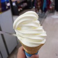 プレミアムソフトクリーム。余計な味付けをせず、乳脂肪分と砂糖だけでうまみを出していた。450円とやや高価だが試す価値あり。300円のミルクソフトクリームも美味しいそうだ。
