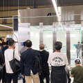水性塗料での塗装実演には、鈑金塗装事業者など来場者の注目を集めた