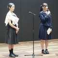 ラッピング部門最優秀賞：福嶋咲さん（向かって右）と谷口審査員