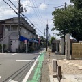 狭い道！ 制限1.5mの都道11号。右が知行院