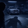 夜の駐車場、怪しい人物（イメージ）