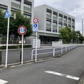 狭い道！ 都道423号：背後は世田谷区立世田谷中学校