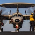 米海軍空母、ジェラルド・R. フォードで発艦を待つE-2Dホークアイ（2月28日）