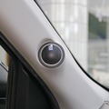 ツイーターはしっかりと角度をつけて取り付けられ、高域特性を整えている。精度の高い取り付けが隅々にまで施された。