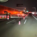 道路工事により車線が閉鎖された際に車線変更する様子（車内より）
