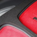 車体のラゲッジにぴたりとフィットするデザインでオーディオボードを製作、鮮烈なレッドの人口スエードも美しく映える。