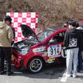 モータースポーツ車両に興味津々の学生たち