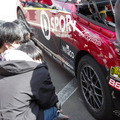 モータースポーツ車両に興味津々の学生たち