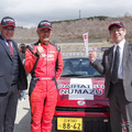（左から）静岡ダイハツ販売の井上社長、D-SPORT Racing Team殿村監督、ダイハツ沼津販売の池原社長