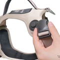 コンビのペットブランド「コムペット」のシートベルトを通すだけの「カーリンク ハーネス」