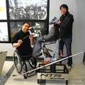 パフォーマンスダンパーを持つ鈴木猛史選手（左）とエヌ・ティー・エス社の生田目將弘社長（右）