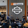 ハーレーダビッドソンシティ西東京でファンや販売店と交流するビル