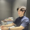 ポロシャツを着用した駅係員