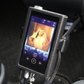 オーディオプレイヤーに用いるiBasso DAP300APEX Ti。質感の高い音楽信号を再生するシステムに似つかわしいプレイヤーだ。