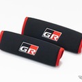 「GRレーシングハーネス」には除電効果のある専用のベルトパッドが付属
