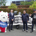 左から「しっぺい」、草地博昭磐田市長、設楽社長、WBR活動をおこなう松木閲央氏
