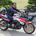 ツーリング仲間のバイク『FZ750』に跨る設楽社長