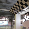 アシックスステーションストア品川は、京急線・品川駅のホームにある。