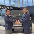 トイファクトリー 代表取締役社長 藤井昭文氏（左）とKia PBVジャパン 代表取締役社長 田島靖也氏（右）