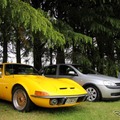 オペル 1900GTとその隣にはヴィータの姿も