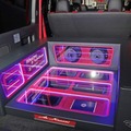荷室全面を使ったオーディオインストールは圧巻。コの字形状のインストールデザインはアクリル＆イルミ使いで映える仕様。