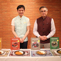 スズキが鳥善と共同開発したインドベジタリアンレトルトカレー発売。写真左から鳥善の伊達社長とスズキの鈴木社長