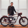 ヤマハ発動機 ブランド統括部の北條雅也統括部長と、ヤマハモーターサイクルの原点『YA-1』