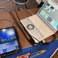 右側にあるパソコンで、AI搭載車番認証システムの「スーパーアリス」を操作。左側のタブレット端末は「ゲストブック」