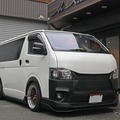 ラゲッジに大胆なカスタムインストールを施したハイエース。フロントまわりにもドア＆ピラー加工にワンオフ技が大量投入された。