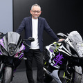 スズキ 二輪デザイン課 課長 古橋伸介氏と、コラボ車両の2台