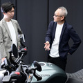 スズキ 二輪デザイン課 課長 古橋伸介氏（右）とレスポンス副編集長 宮崎壮人（左）