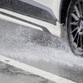 濡れた路面で「ヒヤッ」とする前に…梅雨時期はタイヤの残溝と空気圧をチェックして安全運転を 画像